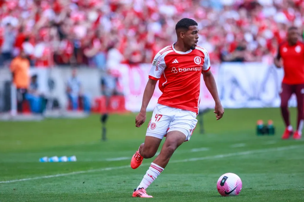 Gustavo Prado em campo pelo Internacional – Foto: Luiz Erbes/AGIF