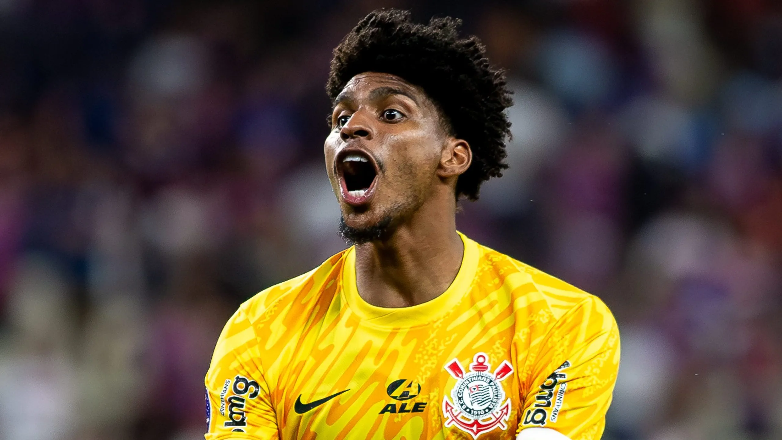 Hugo Souza em partida do Corinthians