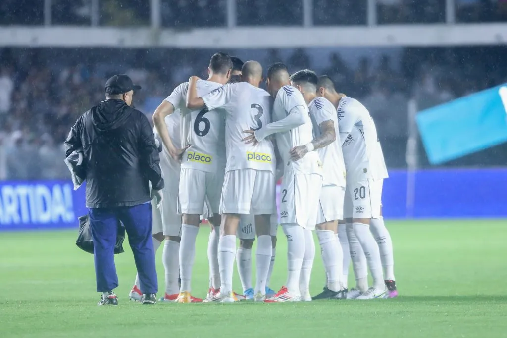 Jogadores do Santos antes do clássico. Foto: Reinaldo Campos/AGIF