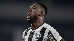 RJ - RIO DE JANEIRO - 19/06/2024 - BRASILEIRO A 2024, BOTAFOGO X ATHLETICO-PR - Bastos jogador do Botafogo comemora seu gol durante partida contra o Athletico-PR no estadio Engenhao pelo campeonato Brasileiro A 2024. Foto: Thiago Ribeiro/AGIF