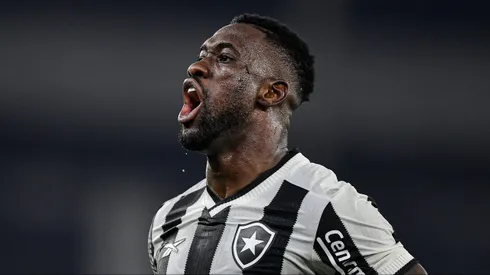 RJ - RIO DE JANEIRO - 19/06/2024 - BRASILEIRO A 2024, BOTAFOGO X ATHLETICO-PR - Bastos jogador do Botafogo comemora seu gol durante partida contra o Athletico-PR no estadio Engenhao pelo campeonato Brasileiro A 2024. Foto: Thiago Ribeiro/AGIF