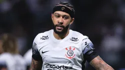 Câmera do outro lado do campo mostra falta de Memphis em Richard Ríos na origem da jogada do gol de Yuri Alberto