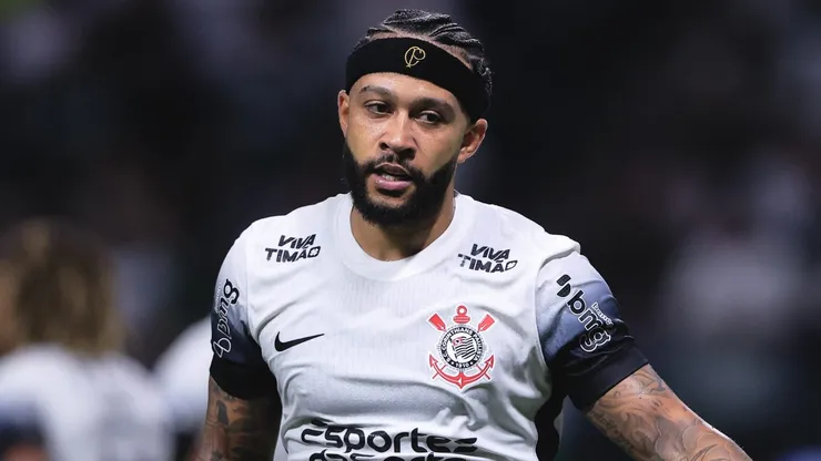 Câmera do outro lado do campo mostra falta de Memphis em Richard Ríos na origem da jogada do gol de Yuri Alberto