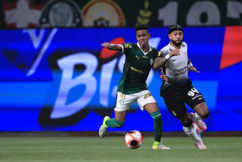 SP – SAO PAULO – 06/02/2025 – PAULISTA 2025, PALMEIRAS X CORINTHIANS – Estevao jogador do Palmeiras disputa lance com Memphis Depay jogador do Corinthians durante partida no estadio Arena Allianz Parque pelo campeonato Paulista 2025. Foto: Ettore Chiereguini/AGIF