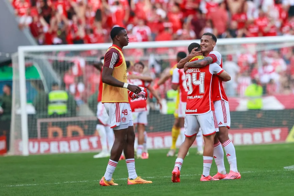 Jogadores do Colorado no último clássico. Foto: Luiz Erbes/AGIF