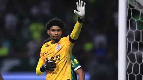 Hugo Souza em partida entre Palemiras x Corinthians pelo Paulistão 2025/ Foto: Ettore Chiereguini/AGIF