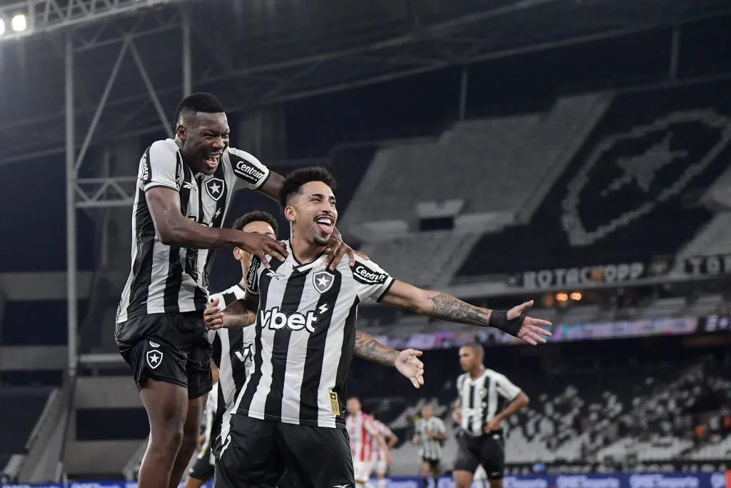 Kaue jogador do Botafogo comemora seu gol com Patrick de Paula jogador da sua equipe durante partida contra o Bangu no estadio Engenhao pelo campeonato Carioca 2025. Foto: Thiago Ribeiro/AGIF