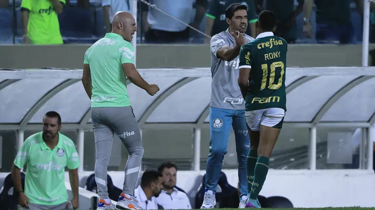 SP - BARUERI - 08/02/2024 - PAULISTA 2024, PALMEIRAS X ITUANO - Rony jogador do Palmeiras comemora seu gol com Abel Ferreira tecnico da sua equipe durante partida contra o Ituano no estadio Arena Barueri pelo campeonato Paulista 2024. Foto: Ettore Chiereguini/AGIF
