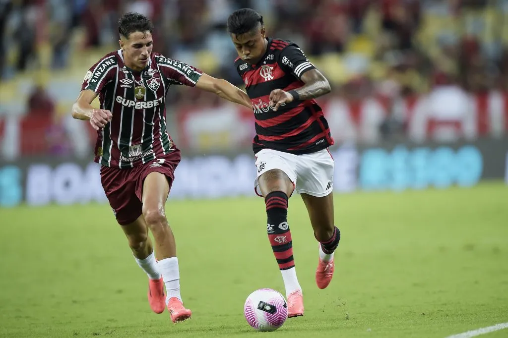 Bruno Henrique jogador do Flamengo disputa lance com Bernal jogador do Fluminense durante partida no estadio Maracana pelo campeonato Brasileiro A 2024. Foto: Alexandre Loureiro/AGIF