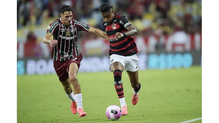 RJ - RIO DE JANEIRO - 17/10/2024 - BRASILEIRO A 2024, FLAMENGO X FLUMINENSE - Bruno Henrique jogador do Flamengo disputa lance com Bernal jogador do Fluminense durante partida no estadio Maracana pelo campeonato Brasileiro A 2024. Foto: Alexandre Loureiro/AGIF