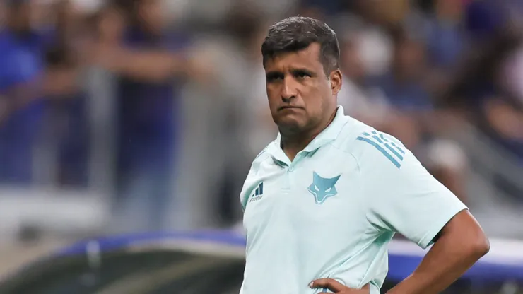 MG - BELO HORIZONTE - 02/02/2025 - MINEIRO 2025, CRUZEIRO X UBERLANDIA - Wesley Carvalho tecnico do Cruzeiro durante partida contra o Uberlandia no estadio Mineirao pelo campeonato Mineiro 2025. Foto: Gilson Lobo/AGIF