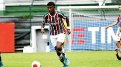 Wallace Davi, em ação pela base do Fluminense e agora pode ganhar mais espaço na equipe principal se Mano ouvir o clamor da torcida por mudanças no meio-campo