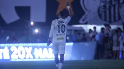 Neymar Jr., do Santos, durante execução do hino nacional antes da partida contra o Botafogo-SP na Vila Belmiro pelo Campeonato Paulista 2025. Foto: Reinaldo Campos / AGIF
