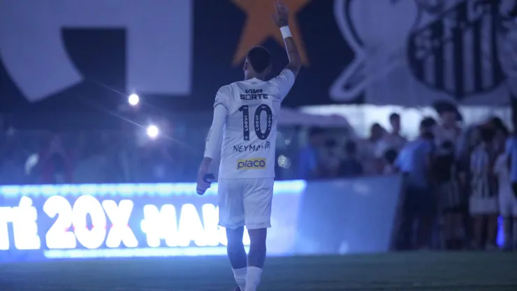 Neymar Jr., do Santos, durante execução do hino nacional antes da partida contra o Botafogo-SP na Vila Belmiro pelo Campeonato Paulista 2025. Foto: Reinaldo Campos / AGIF