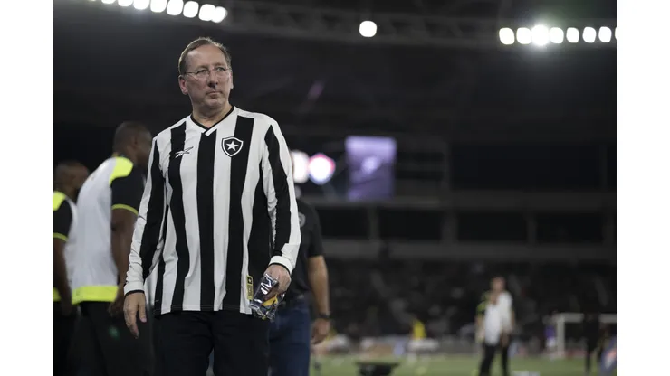 John Textor dono da SAF do Botafogo antes da partida contra o Vitoria no estádio Engenhão pelo campeonato Brasileiro A 2024. Foto: Jorge Rodrigues/AGIF