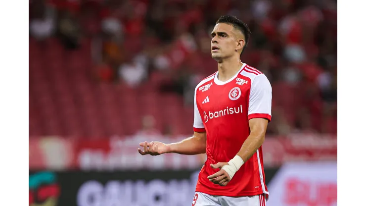 Borré jogador do Internacional durante partida contra o Avenida no estádio Beira-Rio pelo campeonato Gaúcho 2025.