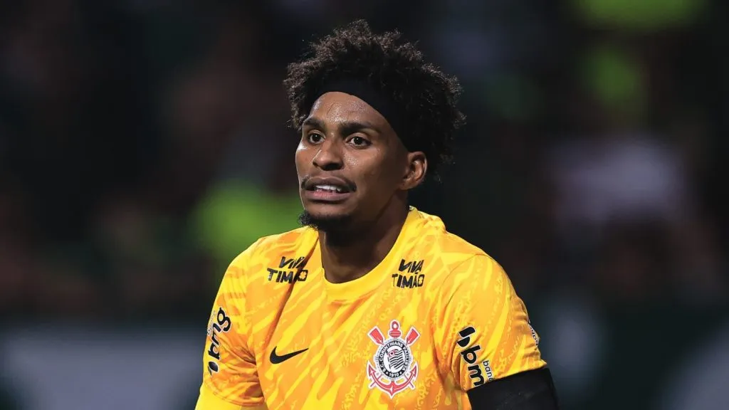 Hugo Souza em ação no Allianz.