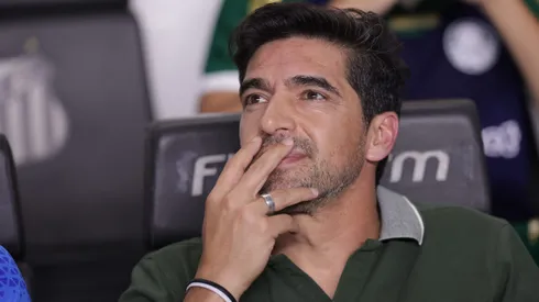 Abel Ferreira, técnico do Palmeiras, durante partida contra o Santos na Vila Belmiro pelo Campeonato Paulista 2025. Foto: Ettore Chiereguini / AGIF
