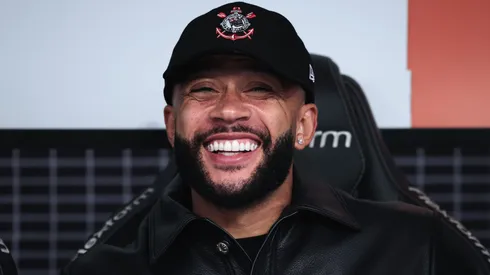 Memphis Depay durante partida do Corinthians em 2024.