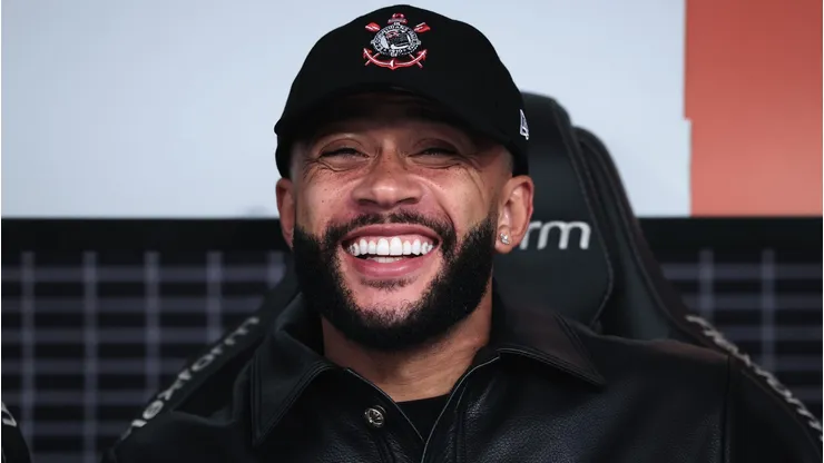 Memphis Depay durante partida do Corinthians em 2024.