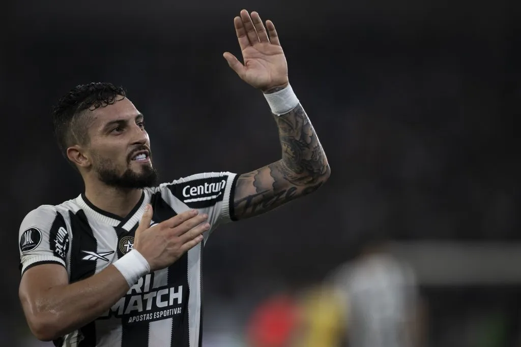 Alex Telles, do Botafogo, durante partida contra o Peñarol no Nilton Santos pela Copa Libertadores 2024. Foto: Jorge Rodrigues / AGIF