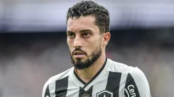 Alex Telles, do Botafogo, durante partida contra o São Paulo no Nilton Santos pelo Campeonato Brasileiro A 2024. Foto: Thiago Ribeiro / AGIF