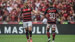 Arrascaeta e Michael, jogadores do Flamengo, durante partida contra o Atlético-MG no Maracanã pela Copa Do Brasil 2024. Foto: Thiago Ribeiro / AGIF