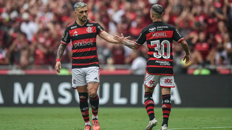 Arrascaeta e Michael, jogadores do Flamengo, durante partida contra o Atlético-MG no Maracanã pela Copa Do Brasil 2024. Foto: Thiago Ribeiro / AGIF