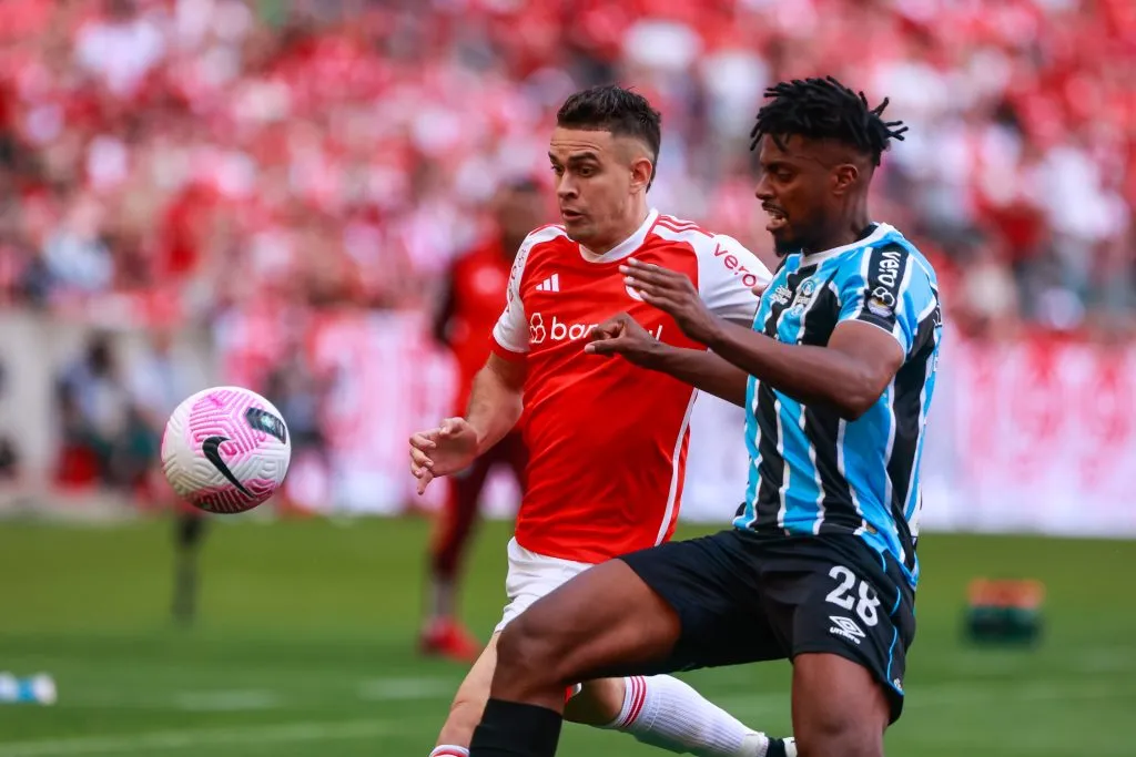 RS – PORTO ALEGRE – 19/10/2024 – BRASILEIRO A 2024, INTERNACIONAL X GREMIO – Borre jogador do Internacional disputa lance com Jemerson jogador do Gremio durante partida no estadio Beira-Rio pelo campeonato Brasileiro A 2024. Foto: Luiz Erbes/AGIF