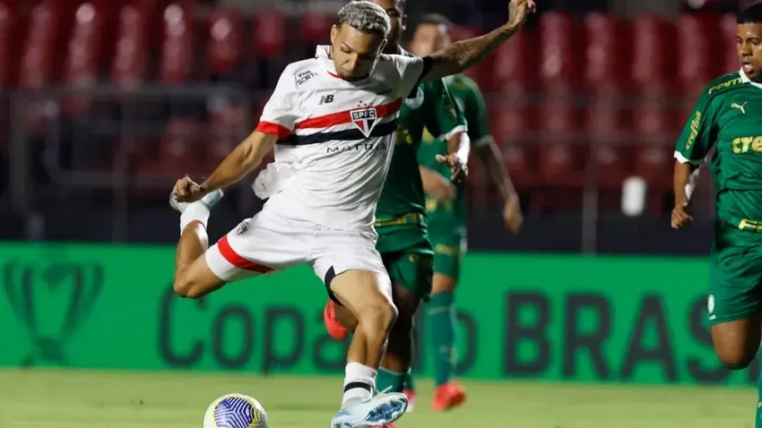 Matheus Alves se destacou no Sub-20 do São Paulo. Foto: Rubens Chiri e Miguel Schincariol/São Paulo