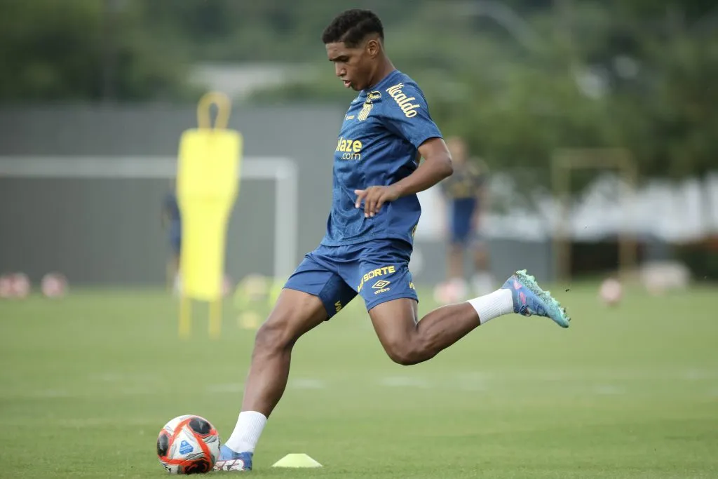 SP – SANTOS – 12/01/2025 – SANTOS, TREINO – Souza jogador do Santos durante treino no Centro de Treinamento CT Rei Pele, neste domingo (12). Foto: Reinaldo Campos/AGIF