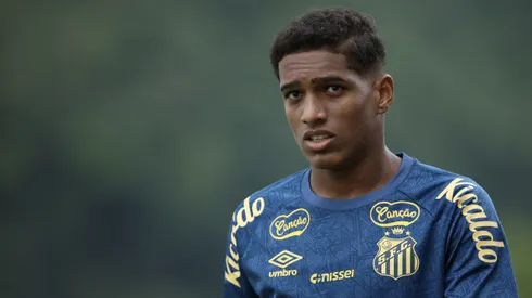 Souza jogador do Santos durante treino no Centro de Treinamento CT Rei Pelé, neste domingo (12). Foto: Reinaldo Campos/AGIF