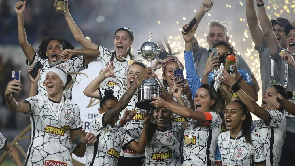Jogadoras do Corinthians levantando a taça da Libertadores 2021