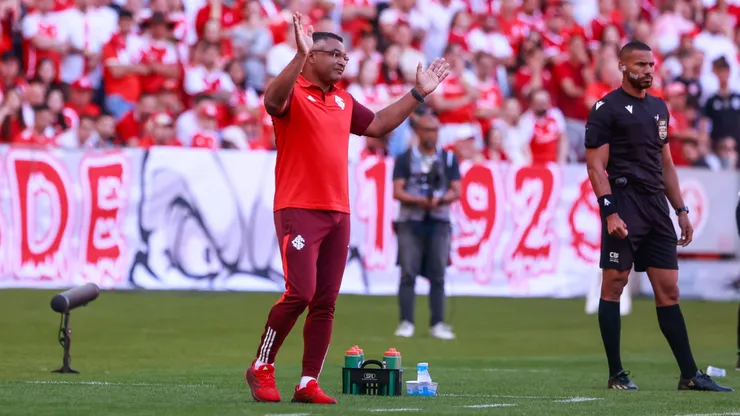 Roger Machado técnico do Internacional durante partida contra o Grêmio - Foto: Luiz Erbes/AGIF