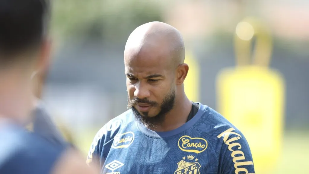 Patrick decepcionou com a camisa do Peixe - Foto: Reinaldo Campos/AGIF