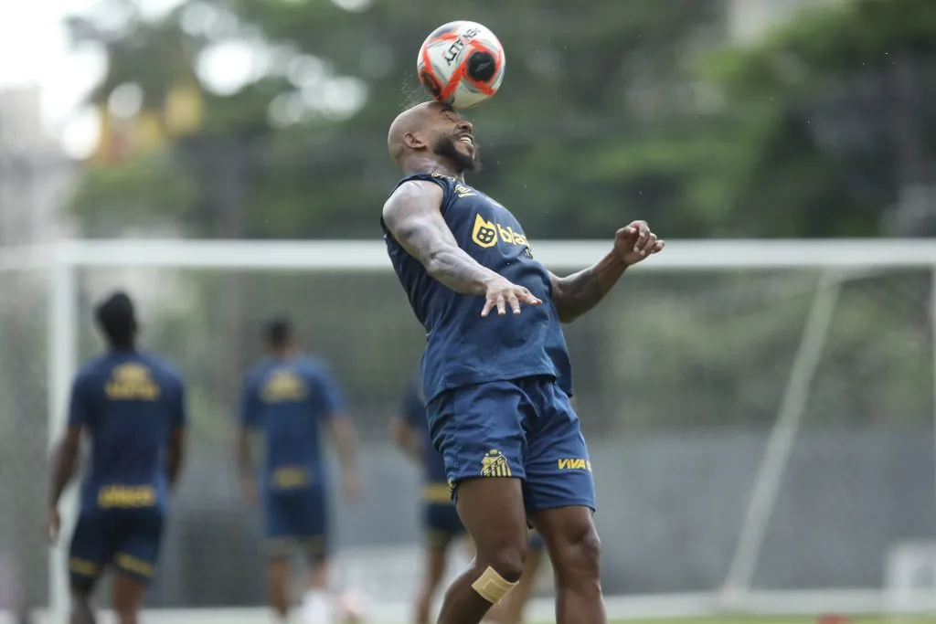SP – SANTOS – 12/01/2025 – SANTOS, TREINO – Patrick jogador do Santos durante treino no Centro de Treinamento CT Rei Pele, neste domingo (12). Foto: Reinaldo Campos/AGIF