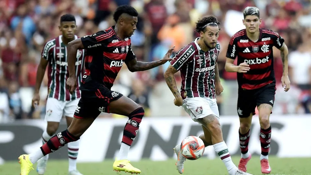 Guga jogador do Fluminense disputa lance com Bruno Henrique jogador do Flamengo durante partida no estádio Maracanã pelo campeonato Carioca 2025. Foto: Alexandre Loureiro/AGIF