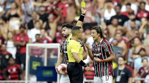 Canobbio jogador do Fluminense recebe cartão amarelo do árbitro durante partida contra o Flamengo no estádio Maracanã pelo campeonato Carioca 2025.