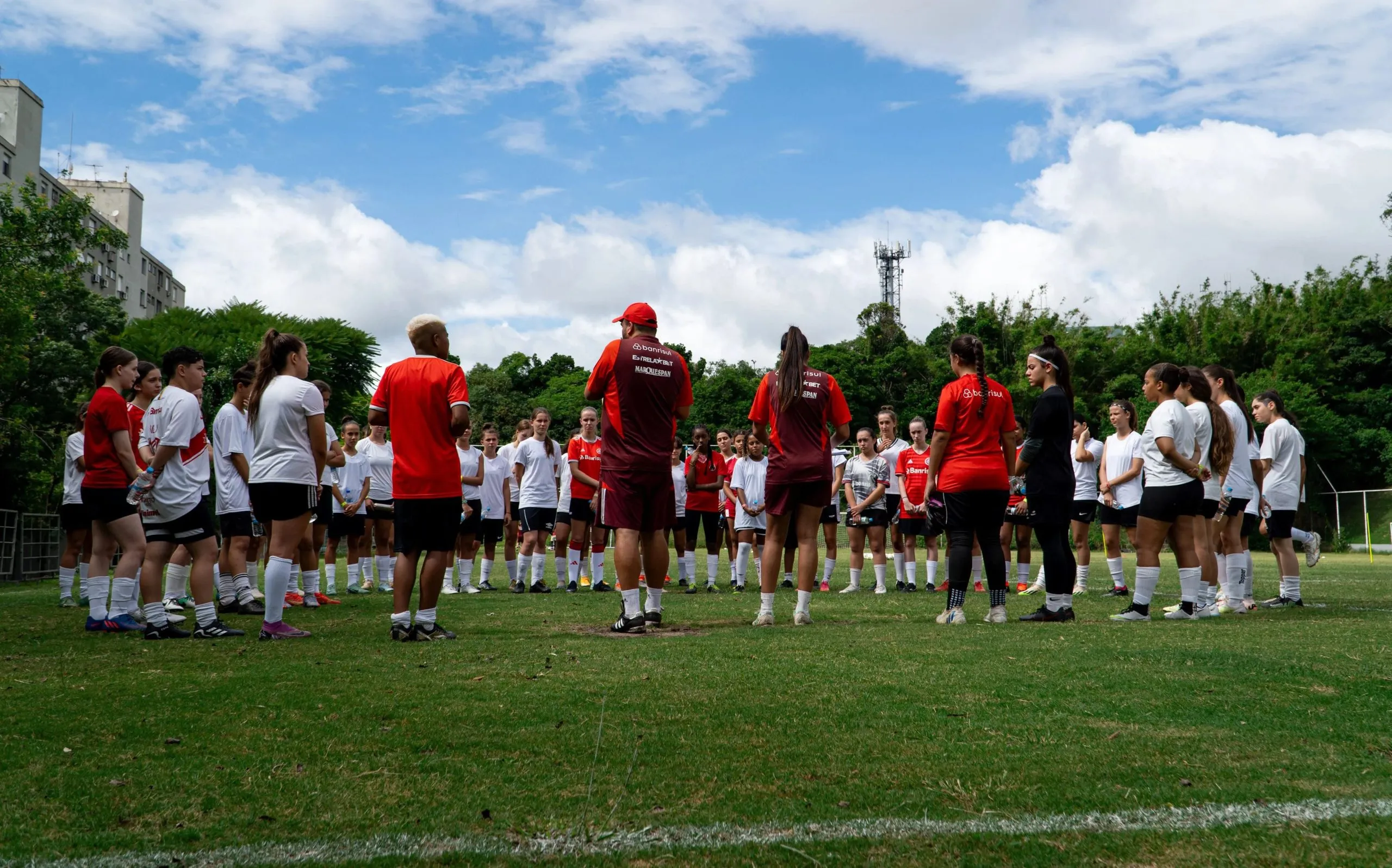 Novas joias devem ser integradas ao elenco da base após exames médicos e documentação regularizada. Fotos: Lara Vantzen / Internacional