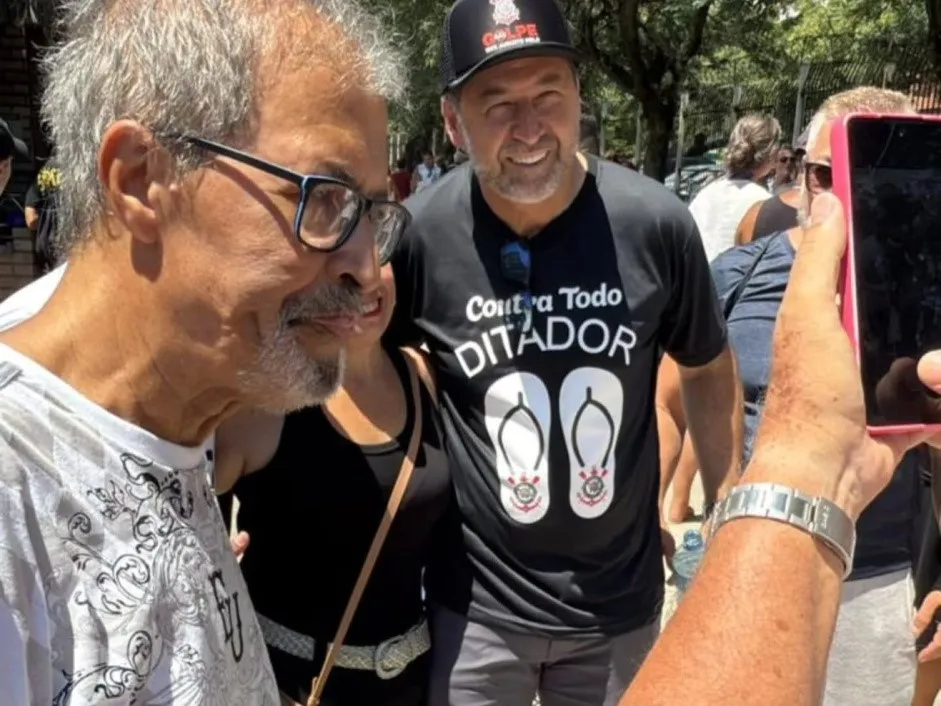 Augusto Melo com torcedores do Corinthians. Foto: Divulgação