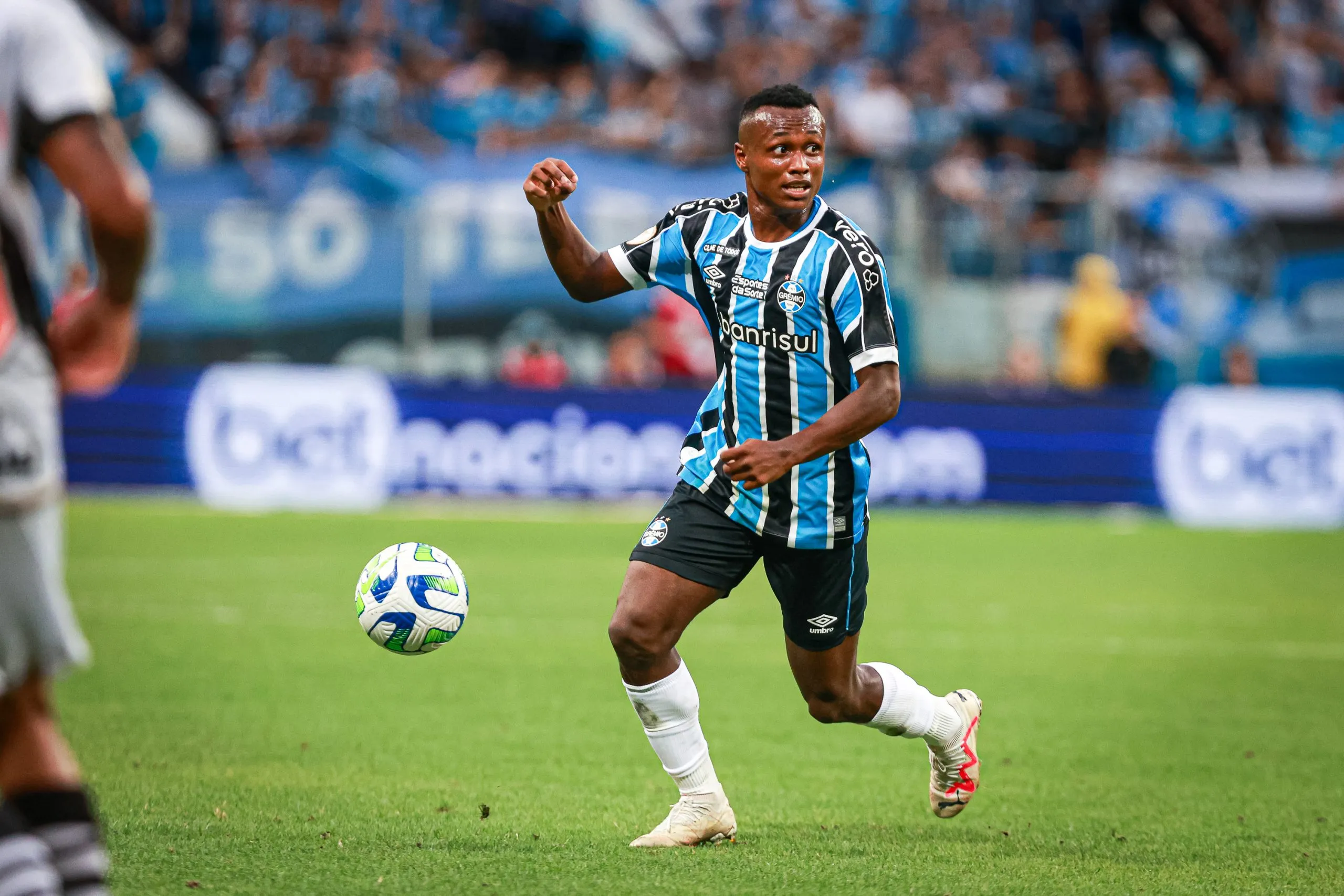 Nathan Fernandes, ex-jogador do Gremio, durante partida contra o Vasco no estadio Arena do Gremio pelo campeonato Brasileiro A 2023. Foto: Maxi Franzoi/AGIF