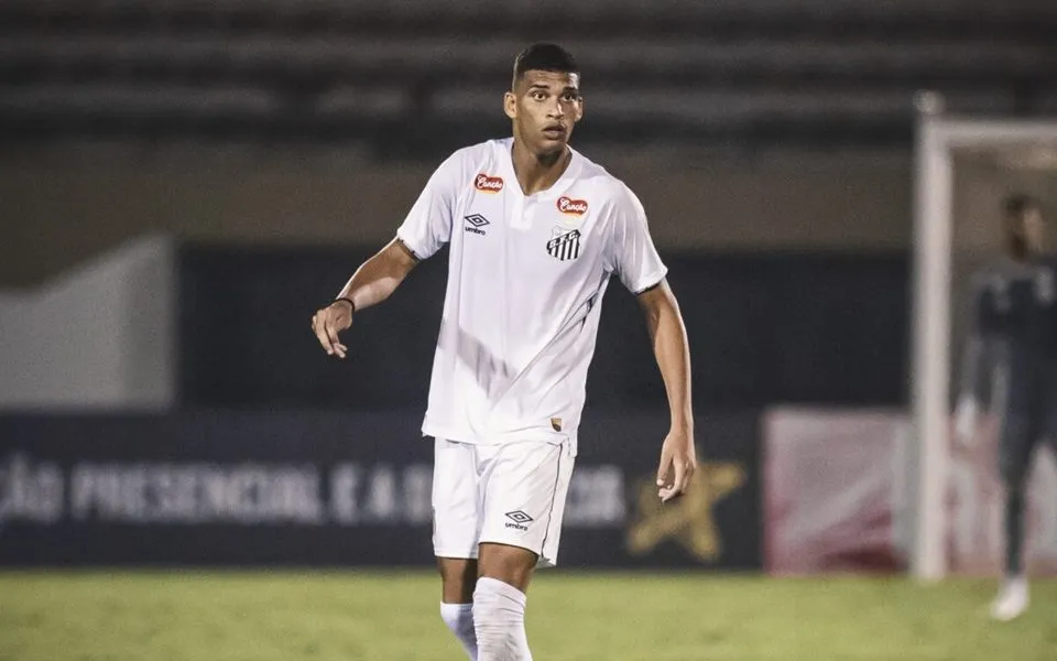 André Klaus, craque da base que está disponível para o mercado de transferências. Crédito: Bruno Vaz/Santos FC