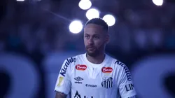 Neymar Jr. jogador do Santos durante execução do hino nacional antes da partida contra o Botafogo-SP no estádio Vila Belmiro pelo campeonato Paulista 2025. Foto: Reinaldo Campos/AGIF