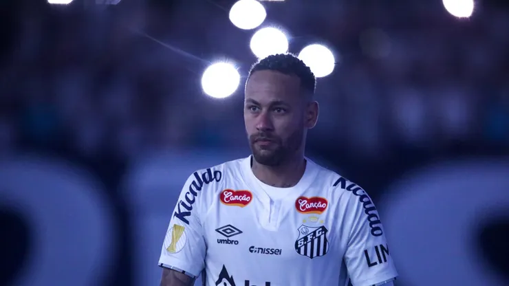 Neymar Jr. jogador do Santos durante execução do hino nacional antes da partida contra o Botafogo-SP no estádio Vila Belmiro pelo campeonato Paulista 2025. Foto: Reinaldo Campos/AGIF
