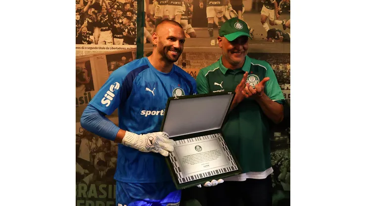 Weverton recebe placa comemorativa de Marcos, outra lenda do gol Alviverde Foto: Cesar Greco/Palmeiras/by Canon
