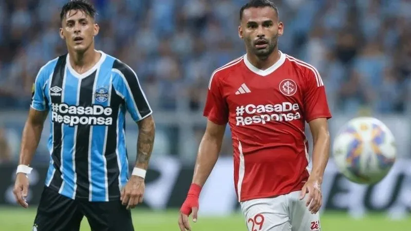 Pavon, do Grêmio, e Thiago Maia, do Inter, disputam a bola em jogada no Gre-Nal 444 Foto: Ricardo Duarte/Inter