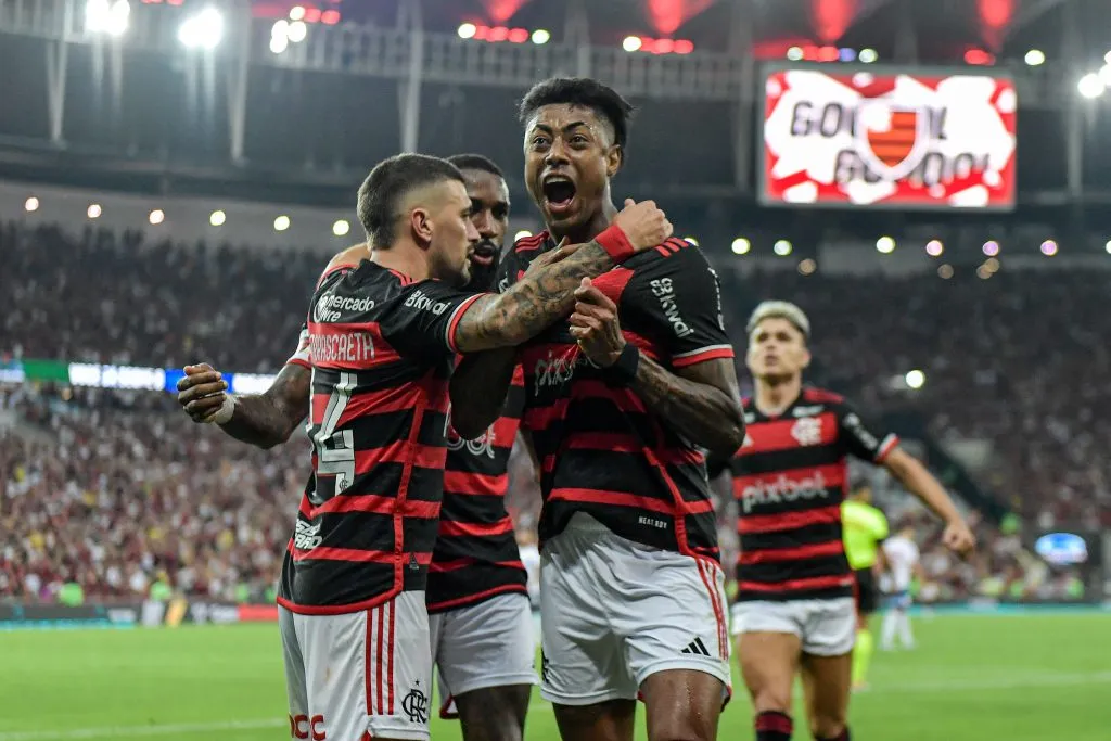 RJ – RIO DE JANEIRO – 12/09/2024 – COPA DO BRASIL 2024, FLAMENGO X BAHIA – Arrascaeta jogador do Flamengo comemora seu gol com Bruno Henrique jogador da sua equipe durante partida contra o Bahia no estadio Maracana pelo campeonato Copa Do Brasil 2024. Foto: Thiago Ribeiro/AGIF