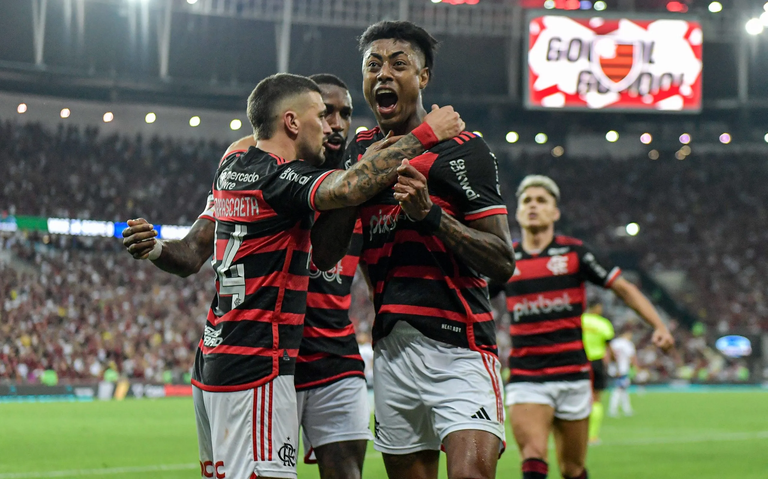 Bruno Henrique, comemora gol com companheiros de equipe durante partida pelo campeonato Copa Do Brasil 2024. Foto: Thiago Ribeiro/AGIF