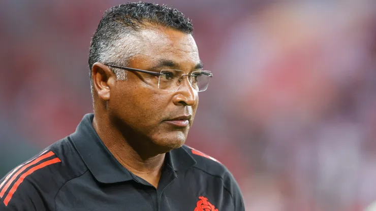 Roger Machado durante partida do Internacional em 2025, no Beira-Rio.