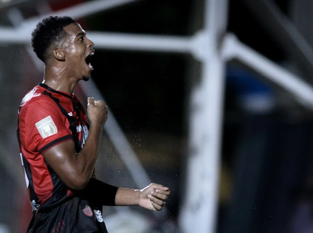 BA – SALVADOR – 08/02/2025 – BAIANO 2025, VITORIA X PORTO – Carlinhos jogador do Vitoria comemora seu gol durante partida contra o Porto-PE no estadio Barradao pelo campeonato Baiano 2025. Foto: Jhony Pinho/AGIF